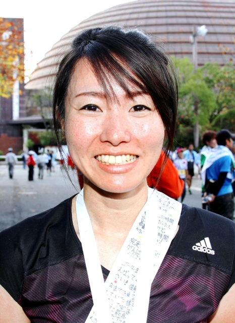 たすきや色紙に応援メッセージを寄せ書きしてくれたクラスの児童に「ありがとう」を伝えたい、東落合小学校教諭の広瀬さやかさん（２６）＝神戸市中央区、ポートアイランド