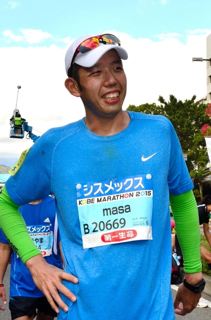完走し、震災復興への思いを語る烏頭尾昌宏さん＝１５日午後、神戸市中央区港島中町６（撮影・中西幸大）
