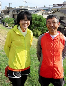 「一緒に完走を」「よろしくお願いします」。笑顔で言葉を交わす辻圭さん（右）と純子さん＝大阪府守口市