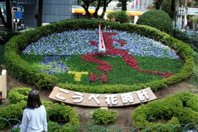 花時計の図柄が、神戸を駆けるランナーのイメージに植え替えられた＝神戸市役所北側
