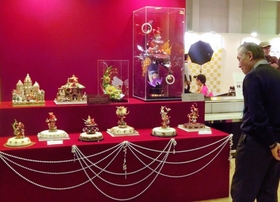 エキスポで展示された工芸菓子など。プロの技が光る（２０１４年、神戸マラソン実行委提供）