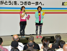 コースの攻略法などについて、集まった出走者らに助言する有森裕子さん（右）＝１４日午前、神戸市中央区港島中町６（撮影・宮路博志）