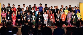 記者会見後、記念撮影に収まる招待選手ら＝神戸市中央区、神戸ポートピアホテル（撮影・中西幸大）