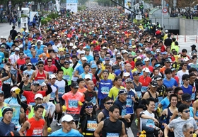 号砲とともに一斉にスタートするフルマラソンのランナーたち＝１５日午前、神戸市中央区、神戸市役所前（撮影・大森武）