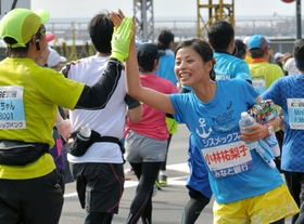 ゴール後、沿道でランナーを応援する小林祐梨子さん＝１５日午前、神戸市須磨区一ノ谷町５（撮影・山崎　竜）