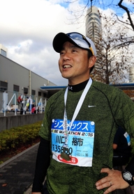 初マラソン初完走。亡き父と兄への思いを口にする川口裕市さん＝１５日午後、神戸市中央区港島中町６（撮影・大森　武）