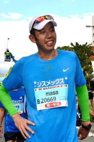 完走し、震災復興への思いを語る烏頭尾昌宏さん＝１５日午後、神戸市中央区港島中町６（撮影・中西幸大）