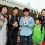 次男孝多君の写真を持つ高岡正明さん（中央）と（左から）妻の佐奈恵さん、長男の祐歩君。（右から）山口莉穂さん、幸子さん、勇飛君＝神戸市須磨区高倉台１、県立こども病院