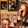 ライブで歌声を披露する杉山千絵さん（本人提供）
