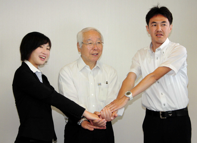 井戸知事と握手する藤田選手（右）と松山選手（左）＝兵庫県庁