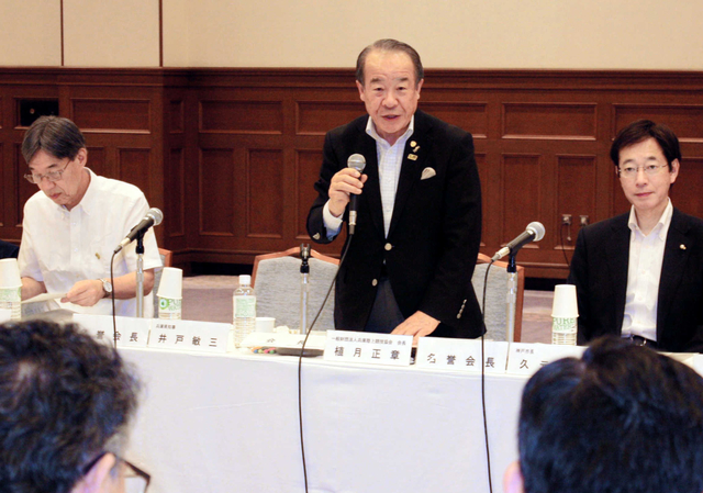 総会の冒頭、あいさつする植月正章会長（中央）＝兵庫県公館
