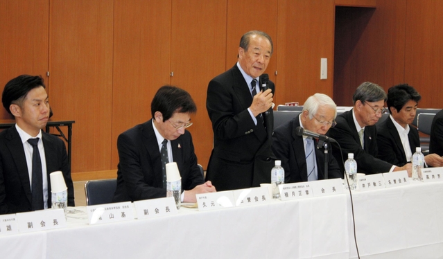 総会であいさつする神戸マラソン実行委員会の植月正章会長（中央）＝神戸市中央区