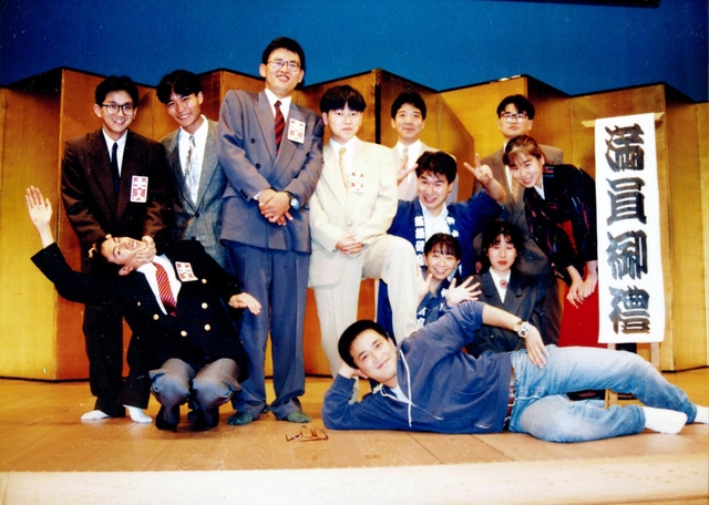 当時の神戸大学落語研究会のメンバー（手前、横になっているのが吉弥さん）