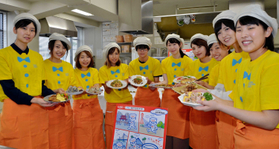 ランナーの栄養バランスを考えたレシピを考案した学生たち＝神戸学院大学有瀬キャンパス
