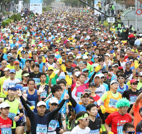 第５回神戸マラソンのスタート＝１１月１５日、神戸市中央区、市役所前