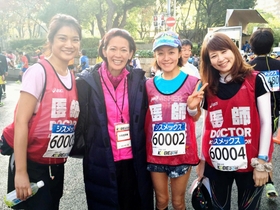 妻の幸枝さん（右から２人目）は昨年の神戸マラソンにメディカルランナーとして参加