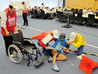 負傷者の救護訓練に取り組むスタッフたち＝神戸学院大学ポートアイランドキャンパス