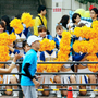 沿道から「元気」を送るチアリーディングチーム＝神戸市中央区東川崎町１