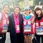 妻の幸枝さん（右から２人目）は昨年の神戸マラソンにメディカルランナーとして参加