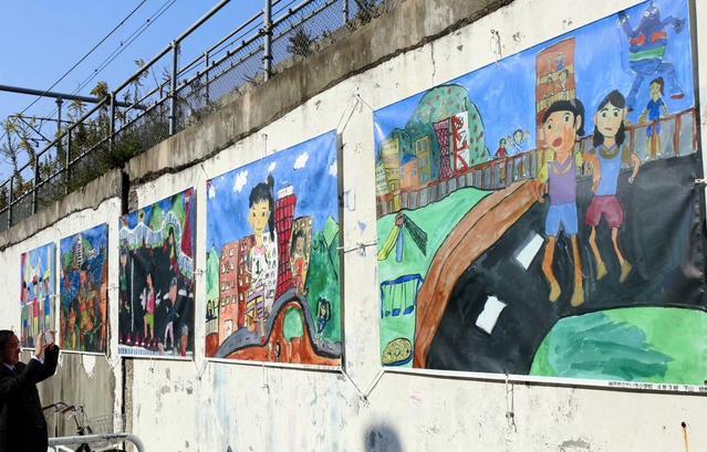 神戸マラソンのコース沿いに飾られた壁画アート＝神戸市長田区日吉町