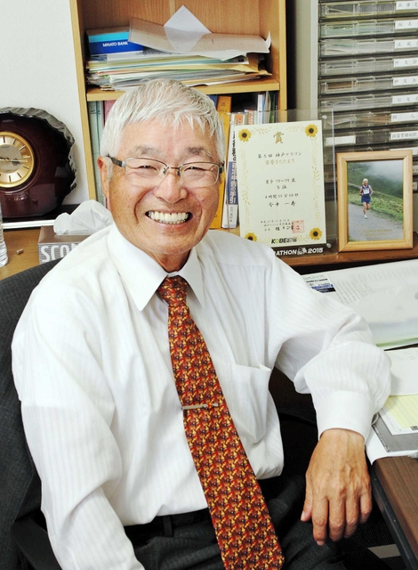 「自分のペースで完走したい」と仕事場で語る今中一寿さん＝神戸市兵庫区下沢通２