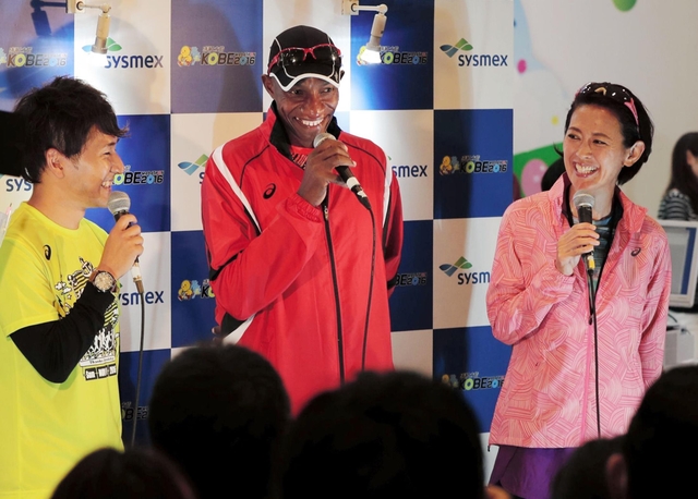 神戸マラソンの走り方を助言する有森裕子さん（右）とダグラス・ワキウリさん（中央）＝１９日午前、神戸国際展示場（撮影・大山伸一郎）