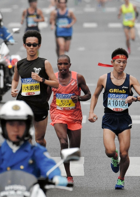 先頭を走る八木選手、ムワンギ選手ら＝神戸市中央区（撮影・田中靖浩）