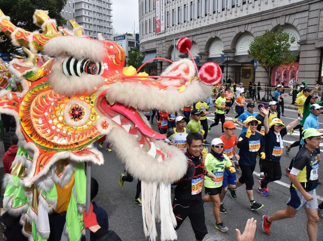 南京町前では龍の舞がランナーを鼓舞した＝２０日午前、神戸市中央区（撮影・風斗雅博）