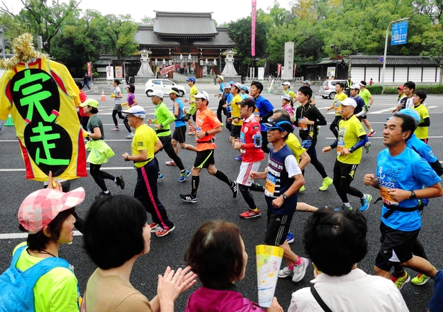 沿道の声援を受けて走るランナーら＝２０日午前、神戸市中央区、湊川神社前（撮影・宮路博志）