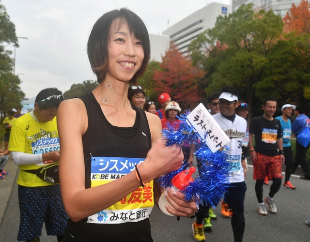 手作りの給水ボトルを手に、神戸マラソンを振り返る松岡友美さん＝２０日午後、神戸市中央区港島中町６（撮影・笠原次郎）