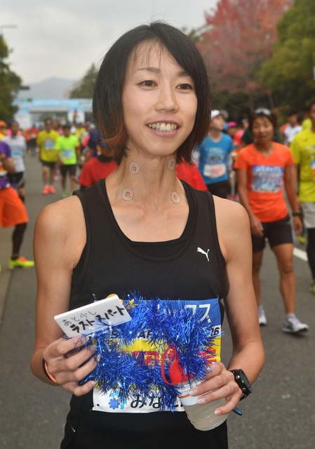 手作りの給水ボトルを手に、神戸マラソンを振り返る松岡友美さん＝２０日午後、神戸市中央区港島中町６（撮影・笠原次郎）