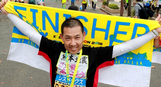 完走し、笑顔を見せる熊本県玉名市の消防士吉田憲司さん＝神戸市中央区（撮影・大山伸一郎）