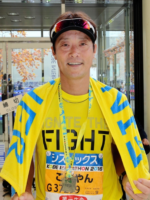 完走後、充実した表情を見せる中道一正さん＝神戸市中央区