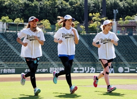 神戸マラソンへ向け、練習するＢｓＧｉｒｌｓの（左から）ＣＨＡＬさん、ＣＨＩＨＩＲＯさん、ＭＩＹＵさん＝ほっともっとフィールド神戸（撮影・山口　登）