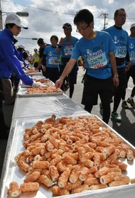 第５回大会でもランナーの目を引いた大量のちくわ。今年も多彩なメニューがランナーの走りを支える＝２０１５年１１月、神戸市兵庫区