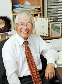 「自分のペースで完走したい」と仕事場で語る今中一寿さん＝神戸市兵庫区下沢通２
