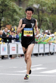 男子・日本人トップの２位でフィニッシュする八木勇樹＝神戸市中央区（撮影・大山伸一郎）