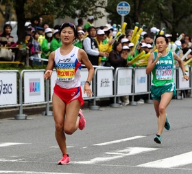 女子で日本人最高の２位に入った新立啓乃（左）＝神戸市中央区（撮影・大山伸一郎）