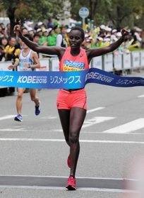女子トップでフィニッシュするジャクリーン・キプリモ＝神戸市中央区（撮影・大山伸一郎）
