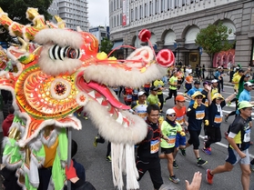 南京町前では龍の舞がランナーを鼓舞した＝２０日午前、神戸市中央区（撮影・風斗雅博）
