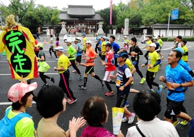 沿道の声援を受けて走るランナーら＝２０日午前、神戸市中央区、湊川神社前（撮影・宮路博志）