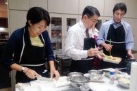 ランナー向けの食事を作る中村友梨香さん（左端）と朝原宣治さん（右端）＝神戸市中央区東川崎町１