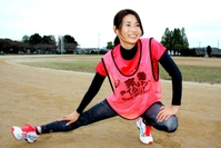 「完走タイムリミット」のビブスを着た神内さん。当日は目印となる黄色の風船を身につける＝小野市内