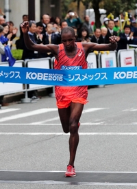 男子トップでフィニッシュするモリス・ムワンギ＝神戸市中央区（撮影・大山伸一郎）