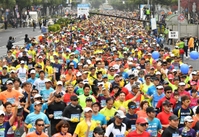 号砲が鳴り、一斉にスタートするランナー＝２０日午前、神戸市役所前（撮影・笠原次郎）