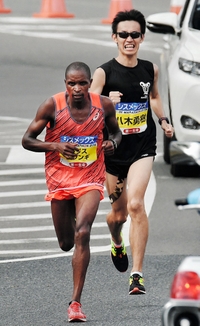 ３０キロ付近でモリス・ムワンギ（左）と競り合う八木勇樹（撮影・田中靖浩）