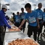 第５回大会でもランナーの目を引いた大量のちくわ。今年も多彩なメニューがランナーの走りを支える＝２０１５年１１月、神戸市兵庫区