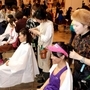 おしゃれランナー賞のブースで、ヘアメーク体験を楽しむ女性ランナーら＝神戸市中央区港島中町６（撮影・小林良多）