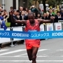 男子トップでフィニッシュするモリス・ムワンギ＝神戸市中央区（撮影・大山伸一郎）