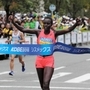 女子トップでフィニッシュするジャクリーン・キプリモ＝神戸市中央区（撮影・大山伸一郎）